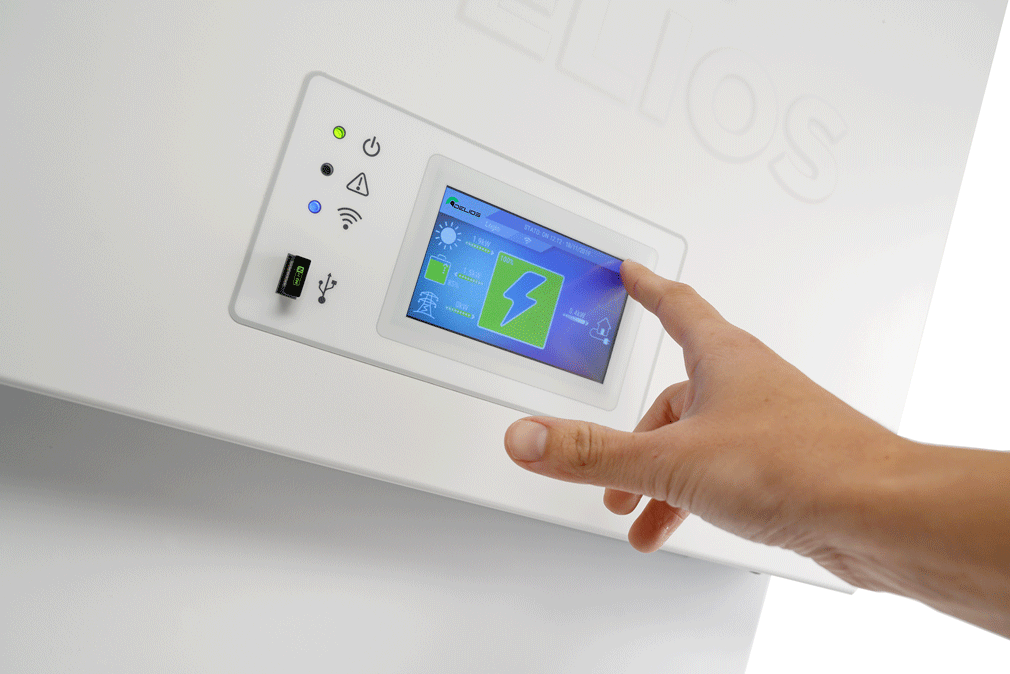 display DLS attivo con immagine della schermata e delle spie attive e mano che preme il display